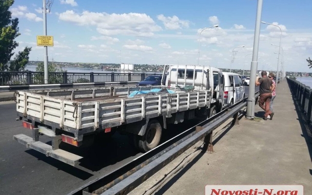 На Варваровском мосту произошла авария с участием микроавтобуса и грузовика Фото № 2 На Варваровском мосту произошла авария с участием микроавтобуса и грузовика Фото № 2