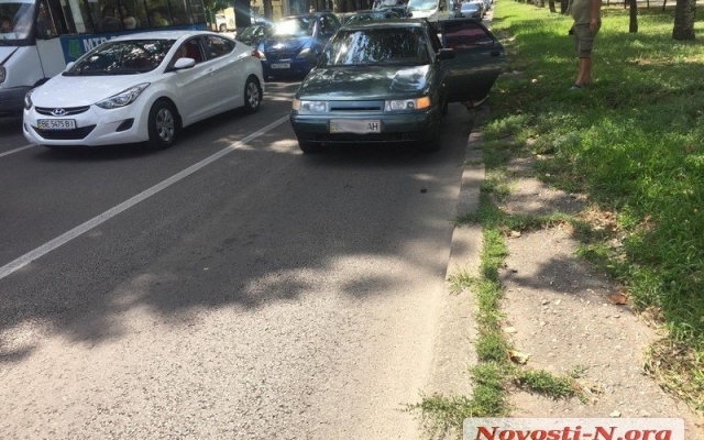 На Центральном проспекте произошла авария - столкнулись два автомобиля Фото № 0 На Центральном проспекте произошла авария - столкнулись два автомобиля Фото № 0
