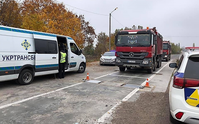 В Николаевской области девять фур пытались объехать весовой контроль на трассе Фото № 0 В Николаевской области девять фур пытались объехать весовой контроль на трассе Фото № 0