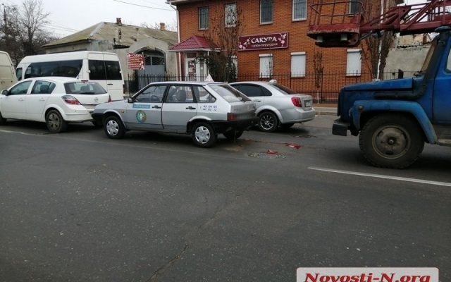 В центре Николаева пьяный водитель автовышки врезался в учебный ВАЗ и «Опель» Фото № 2 В центре Николаева пьяный водитель автовышки врезался в учебный ВАЗ и «Опель» Фото № 2