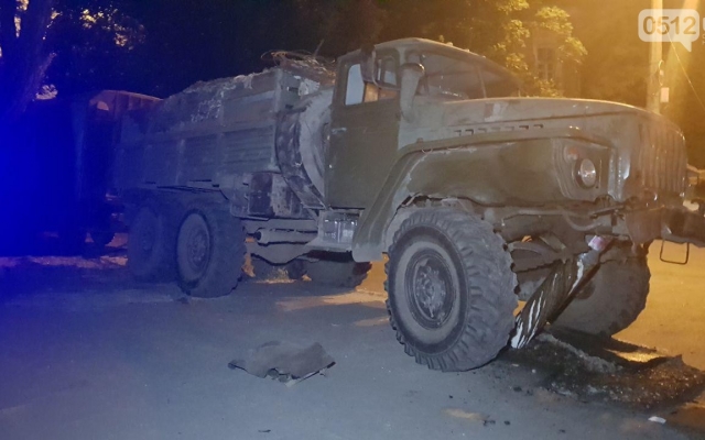 Отказали тормоза: в Николаеве военный автомобиль «Урал» снес светофор Фото № 4 Отказали тормоза: в Николаеве военный автомобиль «Урал» снес светофор Фото № 4