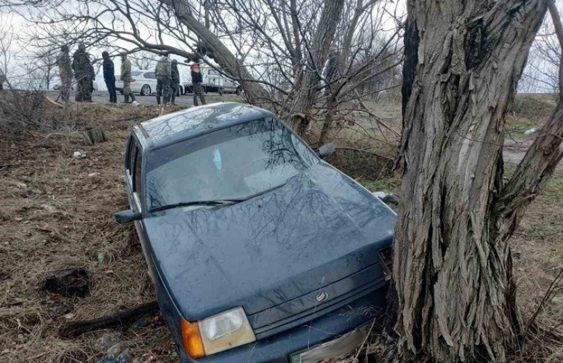 Воскресная авария - авто улетело в кювет и врезалось в дерево Фото № 0 Воскресная авария - авто улетело в кювет и врезалось в дерево Фото № 0