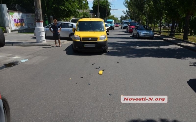 В центре Николаева ДТП: столкнулись маршрутка и Fiat Фото № 3 В центре Николаева ДТП: столкнулись маршрутка и Fiat Фото № 3