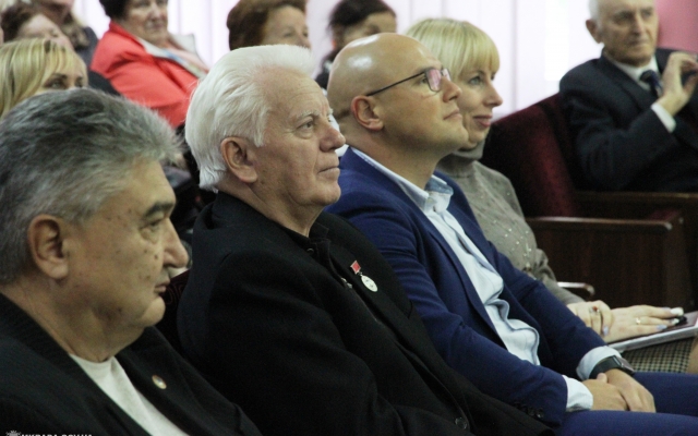 Мэр Николаева Александр Сенкевич поздравил ветеранов педагогического труда с профессиональным праздником Фото № 16 Мэр Николаева Александр Сенкевич поздравил ветеранов педагогического труда с профессиональным праздником Фото № 16