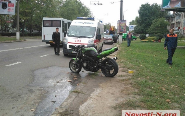 На проспекте Мира байкер на одном колесе врезался в иномарку: мотоцикл загорелся, трюкач сбежал с места ДТП Фото № 0 На проспекте Мира байкер на одном колесе врезался в иномарку: мотоцикл загорелся, трюкач сбежал с места ДТП Фото № 0