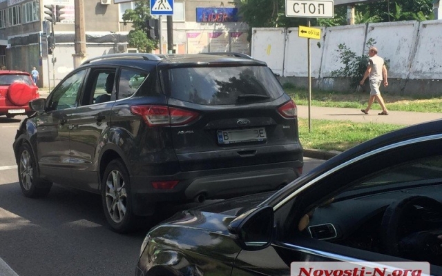 На Центральном проспекте произошла авария - столкнулись два автомобиля Фото № 2 На Центральном проспекте произошла авария - столкнулись два автомобиля Фото № 2