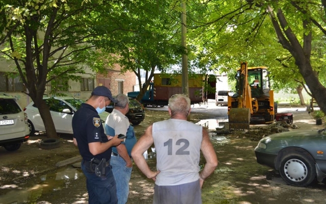 Из-за «пропавших» водителей припаркованных во дворе авто николаевцы будут сидеть без воды до завтра Фото № 0 Из-за «пропавших» водителей припаркованных во дворе авто николаевцы будут сидеть без воды до завтра Фото № 0