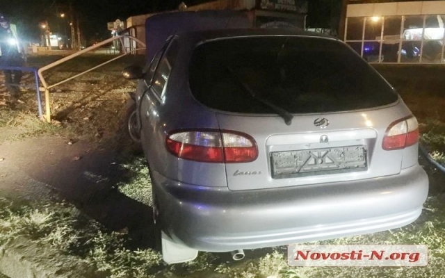 Возле николаевского автовокзала автомобиль снес ограждение Фото № 2 Возле николаевского автовокзала автомобиль снес ограждение Фото № 2