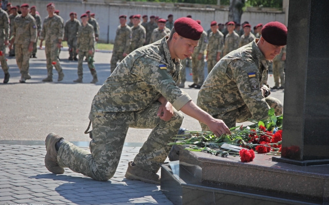 Жители Николаева почтили память павших десантников Фото № 38 Жители Николаева почтили память павших десантников Фото № 38