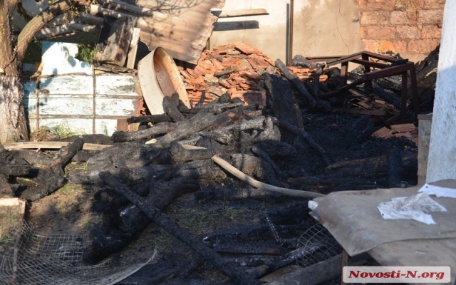 В Варваровке во дворе дома загорелись дрова: огонь перебросился на соседний гараж Фото № 0 В Варваровке во дворе дома загорелись дрова: огонь перебросился на соседний гараж Фото № 0