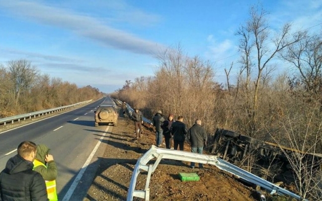 На трассе перевернулся грузовой автомобиль, водитель уснул за рулём фуры Фото № 2 На трассе перевернулся грузовой автомобиль, водитель уснул за рулём фуры Фото № 2