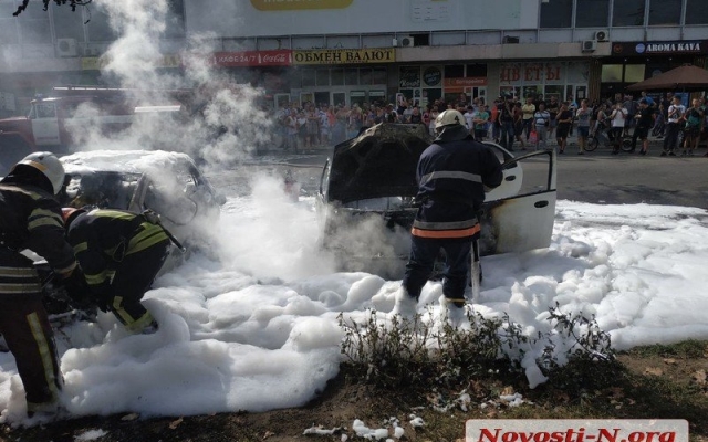 Возле центрального автовокзала загорелись две иномарки Фото № 3 Возле центрального автовокзала загорелись две иномарки Фото № 3