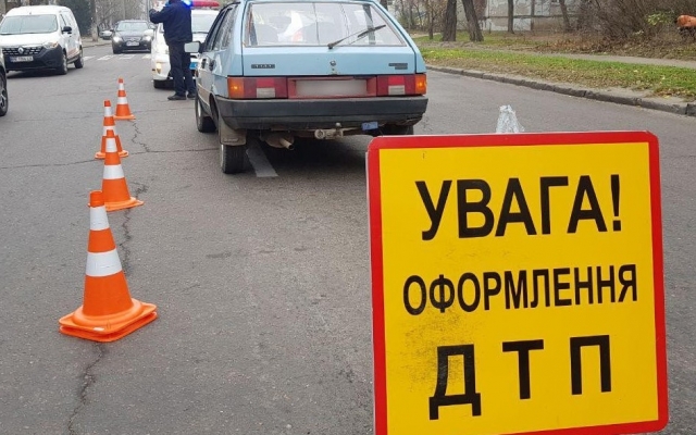 В Николаеве автомобиль ВАЗ врезался в полицейскую машину Фото № 0 В Николаеве автомобиль ВАЗ врезался в полицейскую машину Фото № 0