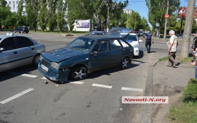На Центральном проспекте автомобиль врезался в бордюр Фото № 2 На Центральном проспекте автомобиль врезался в бордюр Фото № 2