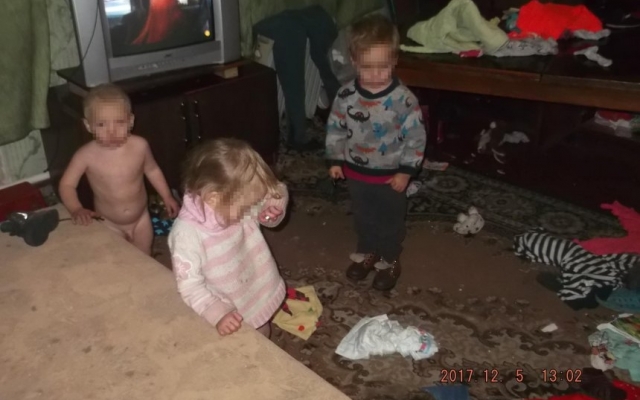 Соцработники и неравнодушные граждане спасали трёх малышей от голодной и холодной смерти Фото № 0 Соцработники и неравнодушные граждане спасали трёх малышей от голодной и холодной смерти Фото № 0