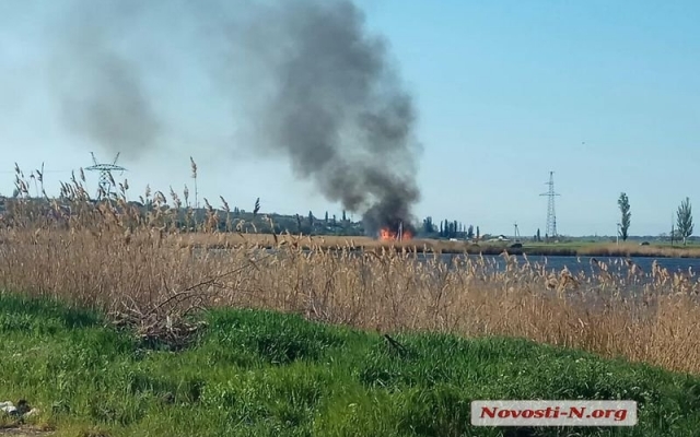 В Аляудах снова горит камыш, браконьеры охотятся за щукой Фото № 1 В Аляудах снова горит камыш, браконьеры охотятся за щукой Фото № 1