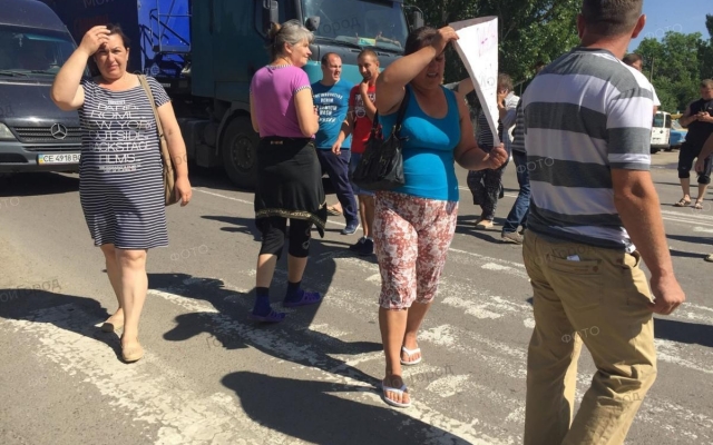 Граждане против закрытия Ульяновской общеобразовательной школы, в знак протеста они перекрыли трассу Фото № 3 Граждане против закрытия Ульяновской общеобразовательной школы, в знак протеста они перекрыли трассу Фото № 3