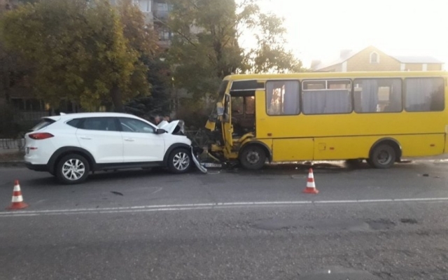 В Вознесенске столкнулись автомобиль и рейсовый автобус, пострадали восемь человек, в том числе трое детей Фото № 0 В Вознесенске столкнулись автомобиль и рейсовый автобус, пострадали восемь человек, в том числе трое детей Фото № 0