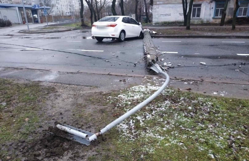 В Николаеве Toyota врезалась в электроопору — упавший столб перегородил дорогу Фото № 4 В Николаеве Toyota врезалась в электроопору — упавший столб перегородил дорогу Фото № 4