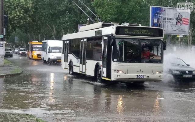 Из-за проливного дождя Центральный проспект превратился в мелководную реку Фото № 1 Из-за проливного дождя Центральный проспект превратился в мелководную реку Фото № 1