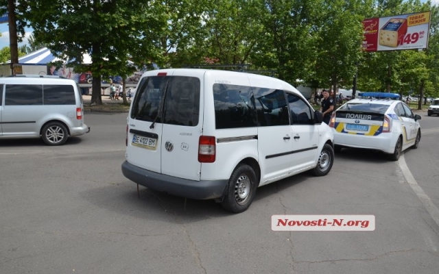 На Богоявленском проспекте водитель оставил свой автомобиль среди перекрестка Фото № 1 На Богоявленском проспекте водитель оставил свой автомобиль среди перекрестка Фото № 1