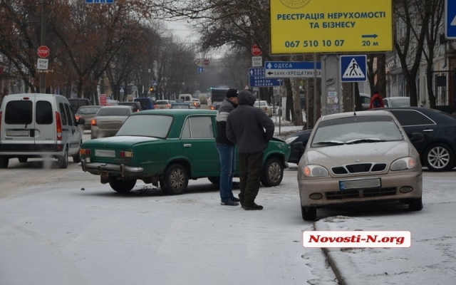 На пересечении улиц Никольской и Фалеевской в Николаеве произошло ДТП Фото № 1 На пересечении улиц Никольской и Фалеевской в Николаеве произошло ДТП Фото № 1