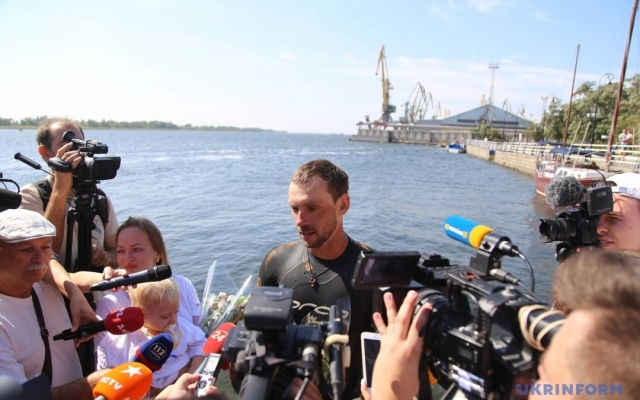 Николаевский пловец Михаил Романишин установил новый рекорд страны, преодолев вплавь реку Днепр Фото № 7 Николаевский пловец Михаил Романишин установил новый рекорд страны, преодолев вплавь реку Днепр Фото № 7