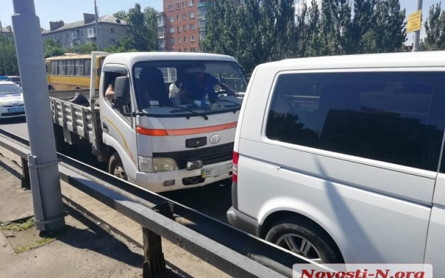 На Варваровском мосту произошла авария с участием микроавтобуса и грузовика Фото № 0 На Варваровском мосту произошла авария с участием микроавтобуса и грузовика Фото № 0