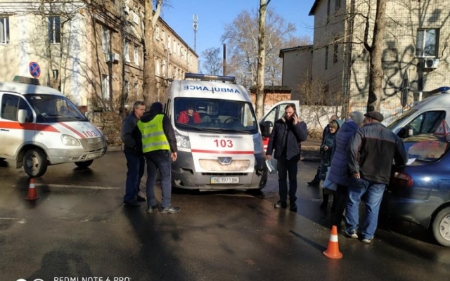На Адмиральской иномарка врезалась в карету «скорой помощи» Фото № 0 На Адмиральской иномарка врезалась в карету «скорой помощи» Фото № 0