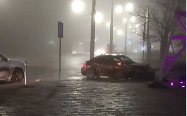 В Николаеве водитель «Фольксвагена» не справился с управлением, снес ограждение и влетел в металлическую опору Фото № 1 В Николаеве водитель «Фольксвагена» не справился с управлением, снес ограждение и влетел в металлическую опору Фото № 1