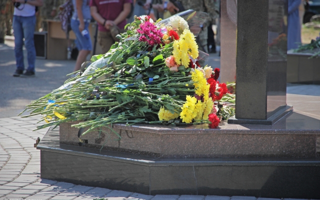 Жители Николаева почтили память павших десантников Фото № 90 Жители Николаева почтили память павших десантников Фото № 90