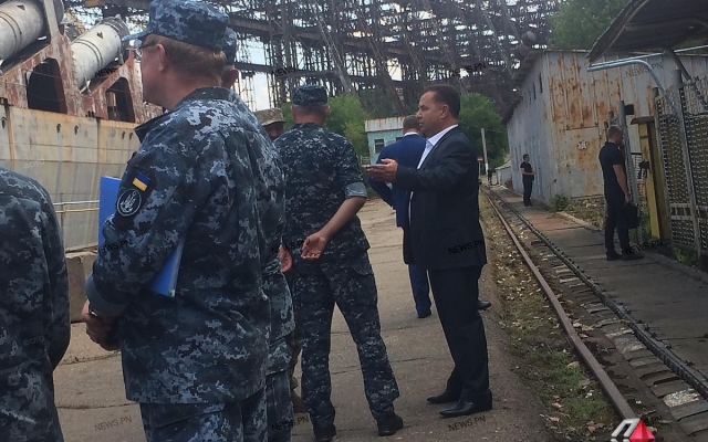 Президент Украины осмотрел трассу Н-14 и приехал на Николаевский судостроительный завод, чтобы обсудить судьбу крейсера «Украина» Фото № 2 Президент Украины осмотрел трассу Н-14 и приехал на Николаевский судостроительный завод, чтобы обсудить судьбу крейсера «Украина» Фото № 2