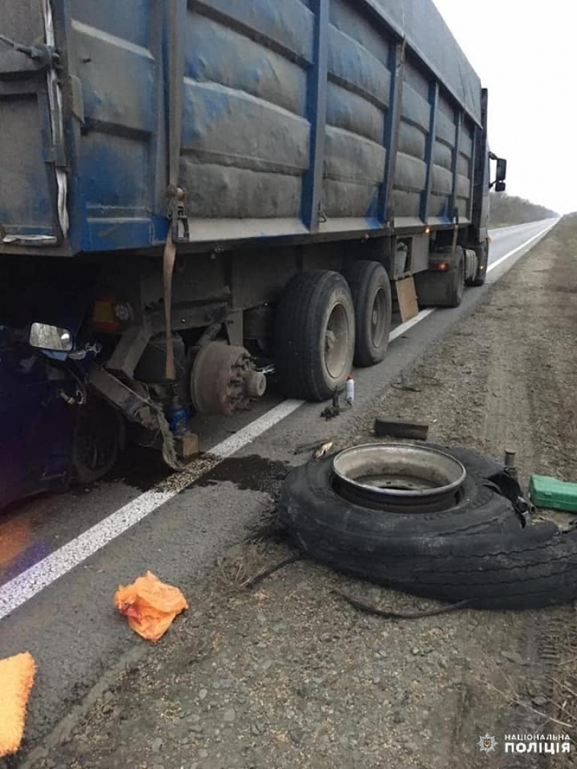 Один человек погиб и трое травмировались, на Николаевщине ВАЗ влетел в полуприцеп Фото № 2 Один человек погиб и трое травмировались, на Николаевщине ВАЗ влетел в полуприцеп Фото № 2