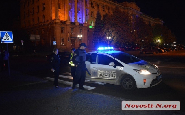 Автомобиль Škoda Octavia на пешеходном переходе чуть не наехал на губернатора и сопровождавших его лиц Фото № 5 Автомобиль Škoda Octavia на пешеходном переходе чуть не наехал на губернатора и сопровождавших его лиц Фото № 5