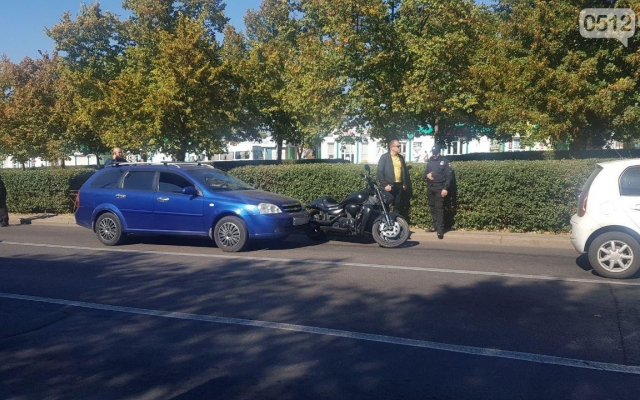 На Центральном проспекте произошла авария с участием мотоцикла и двух автомобилей Фото № 3 На Центральном проспекте произошла авария с участием мотоцикла и двух автомобилей Фото № 3