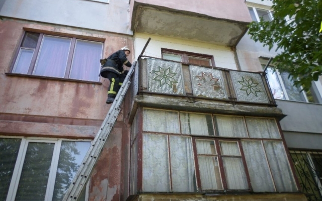 В Николаеве к 2-летнему мальчику спасатели добирались через балкон Фото № 0 В Николаеве к 2-летнему мальчику спасатели добирались через балкон Фото № 0