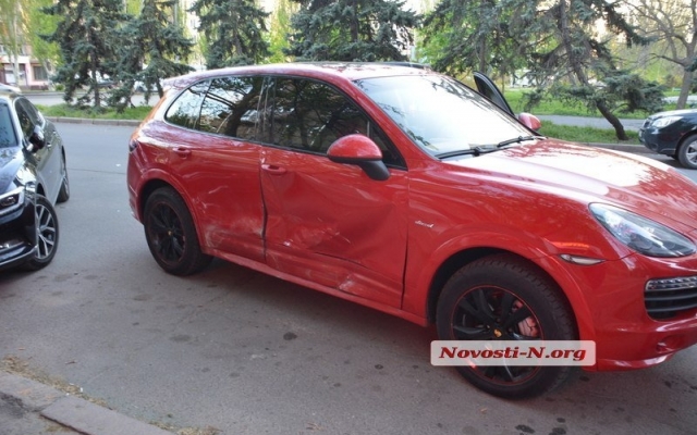 В центре Николаеве произошло ДТП при участии автомобилей Porsche Cayenne и Mazda 6 Фото № 2 В центре Николаеве произошло ДТП при участии автомобилей Porsche Cayenne и Mazda 6 Фото № 2