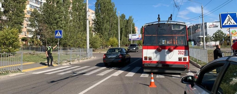 Мужчина залез под троллейбус – продолжение истории со сбитым пешеходом. Фото № 0 Мужчина залез под троллейбус – продолжение истории со сбитым пешеходом. Фото № 0