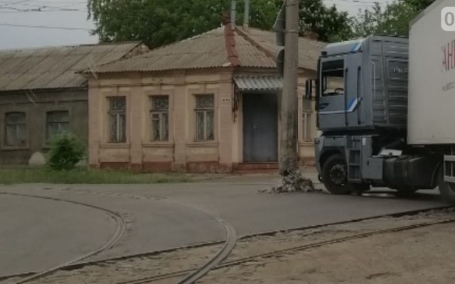 На Малой Морской грузовой автомобиль врезался в столб Фото № 1 На Малой Морской грузовой автомобиль врезался в столб Фото № 1