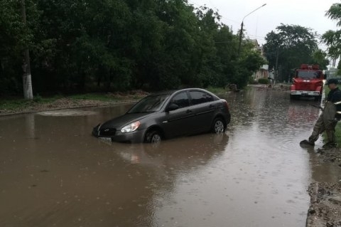 Во время вчерашнего ливня легковой автомобиль провалился в яму, - понадобилась помощь спасателей Фото № 0 Во время вчерашнего ливня легковой автомобиль провалился в яму, - понадобилась помощь спасателей Фото № 0