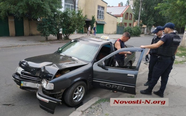 На Шоссейной автомобиль врезался в дерево Фото № 5 На Шоссейной автомобиль врезался в дерево Фото № 5