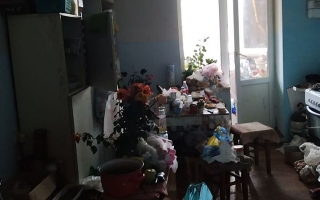 Жительница Николаева устроила из своей квартиры мусорную свалку Фото № 2 Жительница Николаева устроила из своей квартиры мусорную свалку Фото № 2
