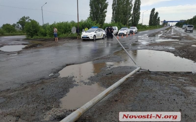 На въезде в город автомобиль врезался в столб, водитель скрылся с места дорожного инцидента Фото № 5 На въезде в город автомобиль врезался в столб, водитель скрылся с места дорожного инцидента Фото № 5