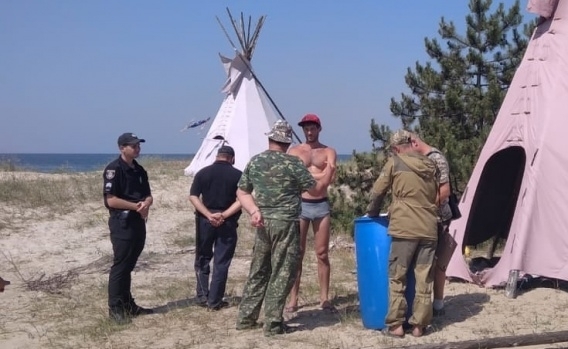 На Кинбургской косе пытались установить вигвамы Фото № 2 На Кинбургской косе пытались установить вигвамы Фото № 2