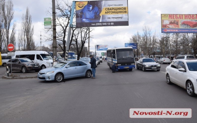 Возле Центрального автовокзала столкнулись автомобиль и маршрутка Фото № 0 Возле Центрального автовокзала столкнулись автомобиль и маршрутка Фото № 0