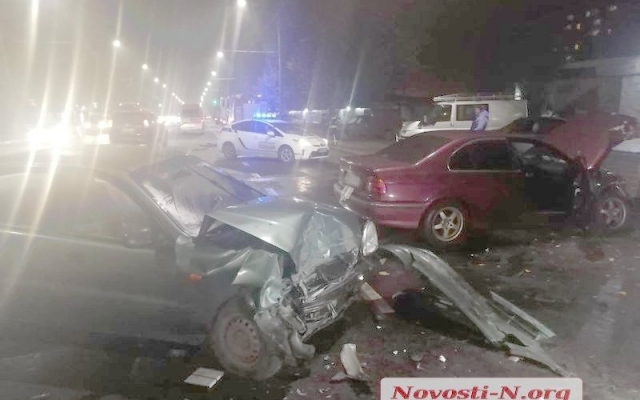 На Героев Украины произошла авария с участием двух автомобилей, есть пострадавшие Фото № 3 На Героев Украины произошла авария с участием двух автомобилей, есть пострадавшие Фото № 3