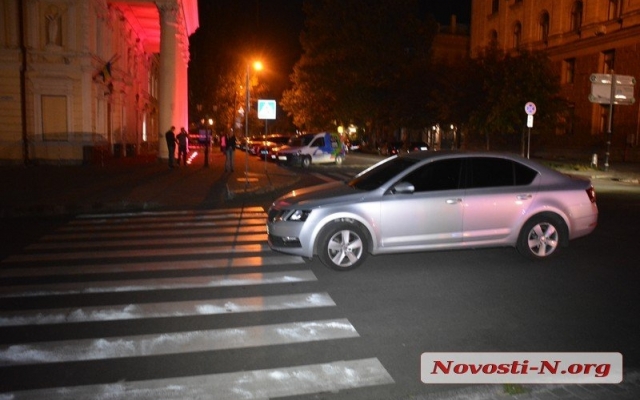 Автомобиль Škoda Octavia на пешеходном переходе чуть не наехал на губернатора и сопровождавших его лиц Фото № 1 Автомобиль Škoda Octavia на пешеходном переходе чуть не наехал на губернатора и сопровождавших его лиц Фото № 1