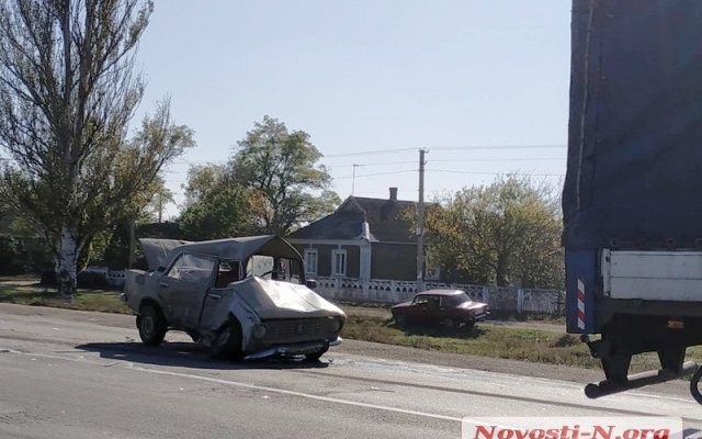 На трассе «Николаев-Херсон» столкнулись автомобиль и седельный тягач Фото № 3 На трассе «Николаев-Херсон» столкнулись автомобиль и седельный тягач Фото № 3