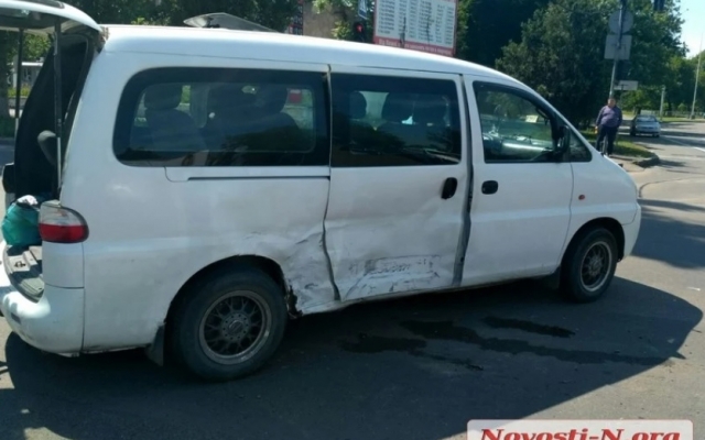 Пострадали трое детей – в Николаеве случилось ДТП с участием микроавтобуса и легковушки (видео) Фото № 1 Пострадали трое детей – в Николаеве случилось ДТП с участием микроавтобуса и легковушки (видео) Фото № 1