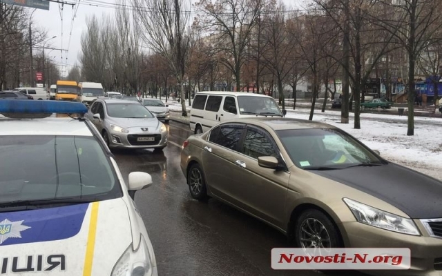 В центре Николаева авария: столкнулись микроавтобус и троллейбус. Образовалась пробка Фото № 6 В центре Николаева авария: столкнулись микроавтобус и троллейбус. Образовалась пробка Фото № 6